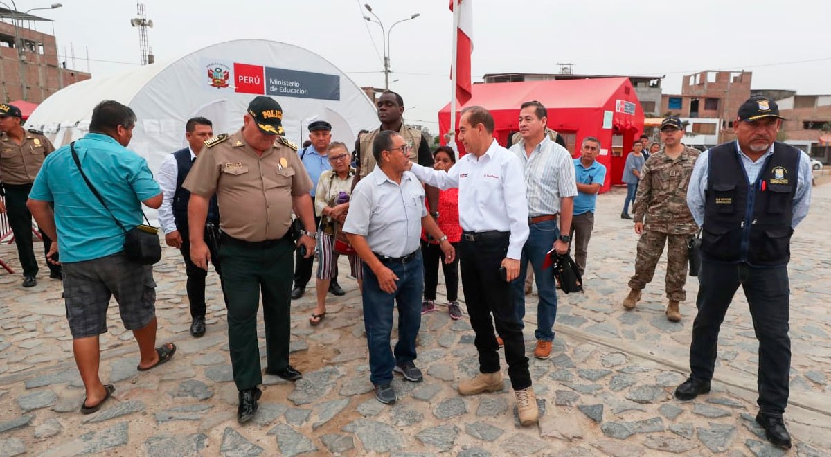 Ministro de Defensa, Walter Martos, y demás autoridades.   