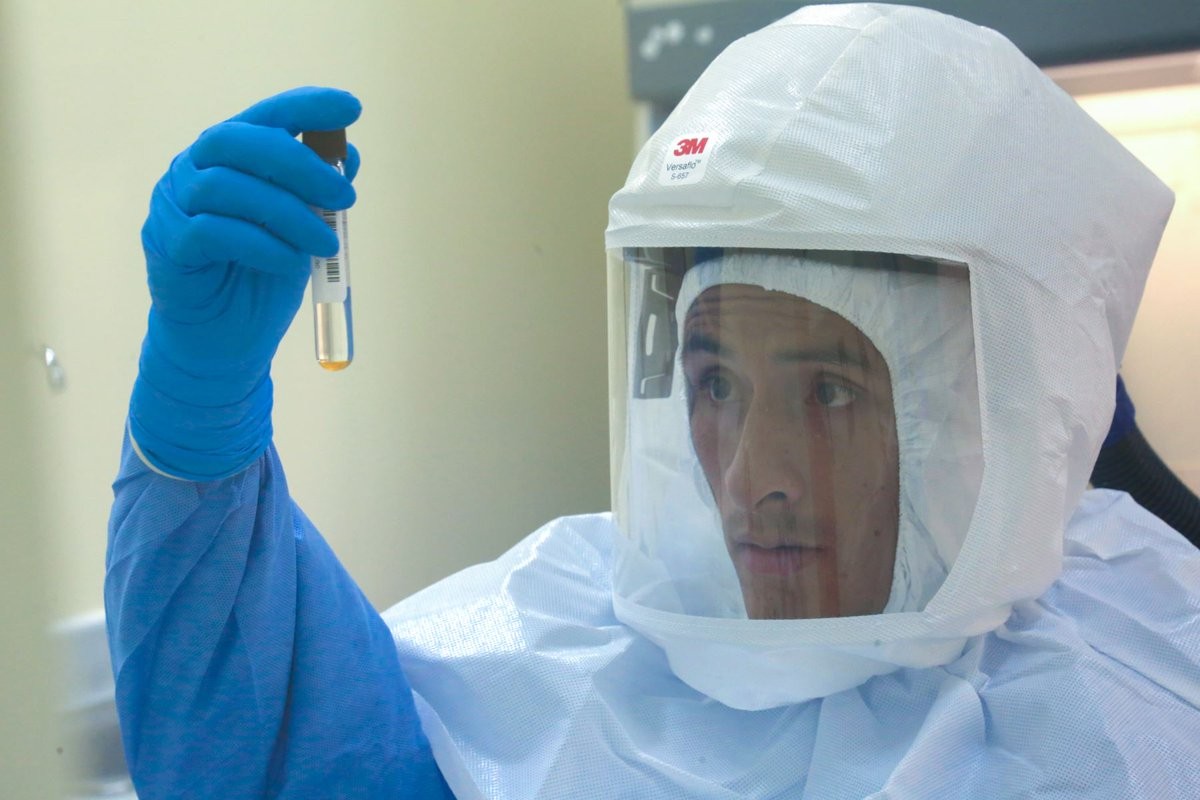 Un grupo de investigadores de la Universidad de Alberta de Canadá, vienen realizando pruebas con el fármaco <strong>remdesivir</strong> para que pueda utilizarse para tratar el COVID-19   