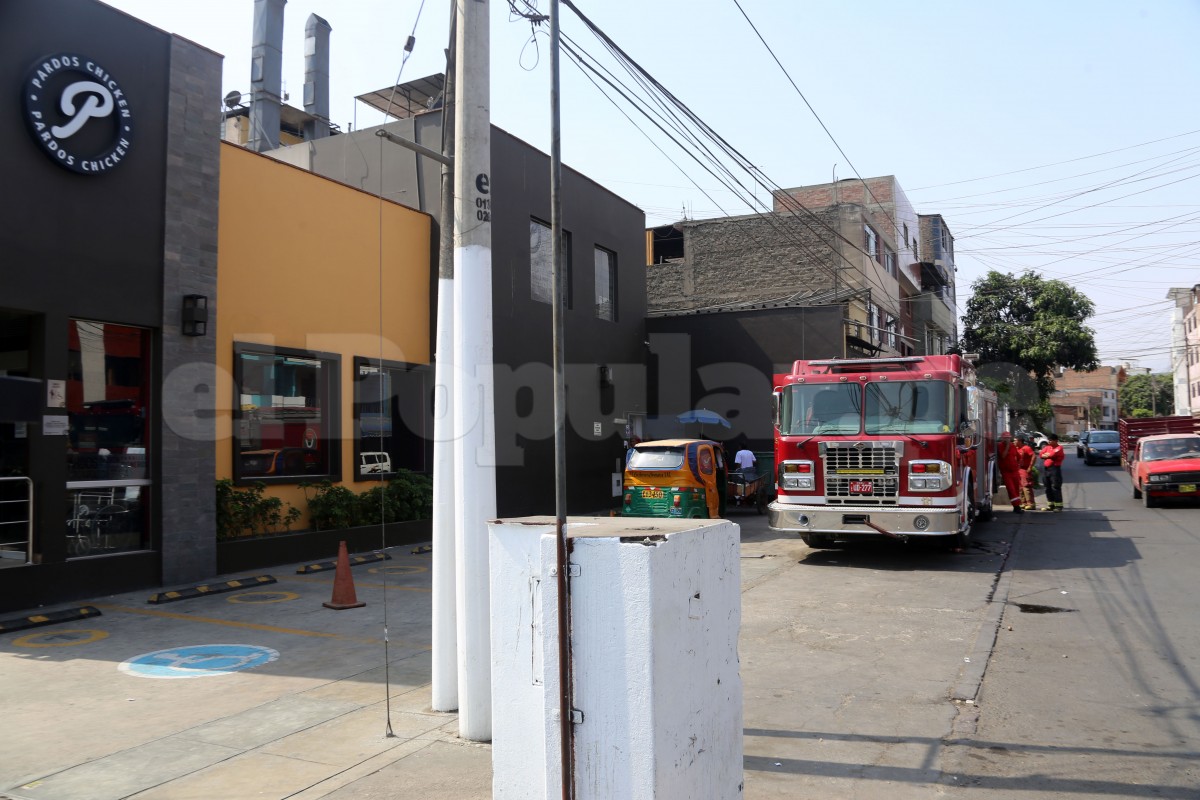 Bomberos pasaron un grato momento al recibir pollo a la brasa por parte de conocida pollería. Bomberos pasaron un grato momento al recibir pollo a la brasa por parte de conocida pollería.