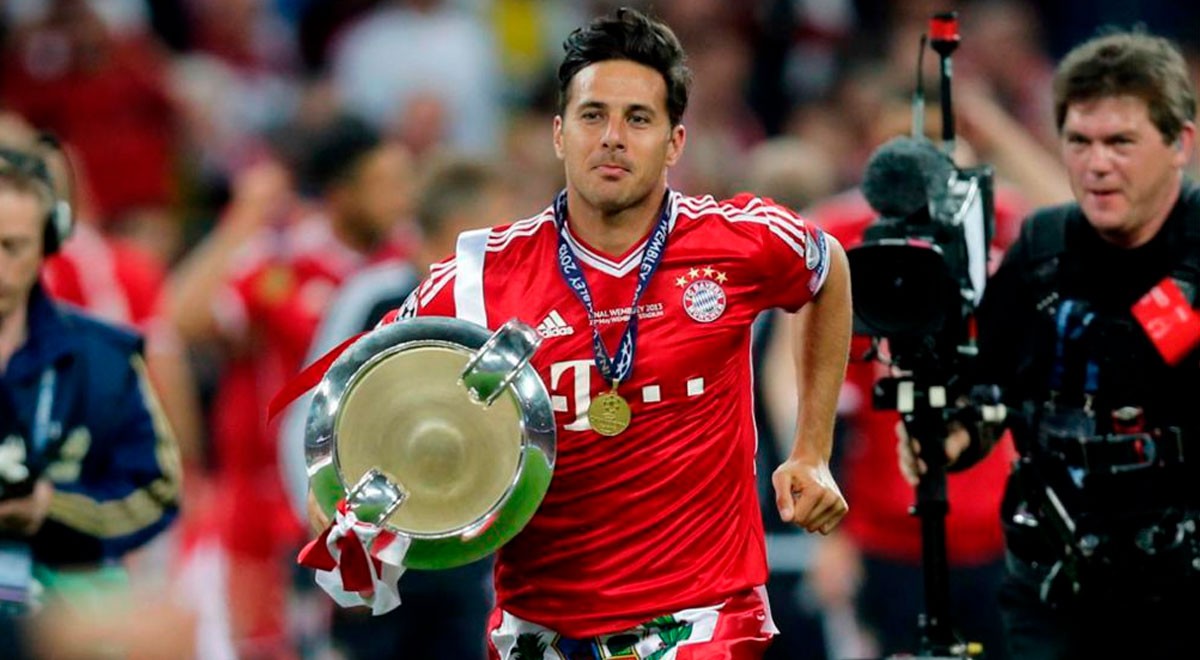 Claudio Pizarro cargando la Champions League con la bandera peruana. Claudio Pizarro cargando la Champions League con la bandera peruana.