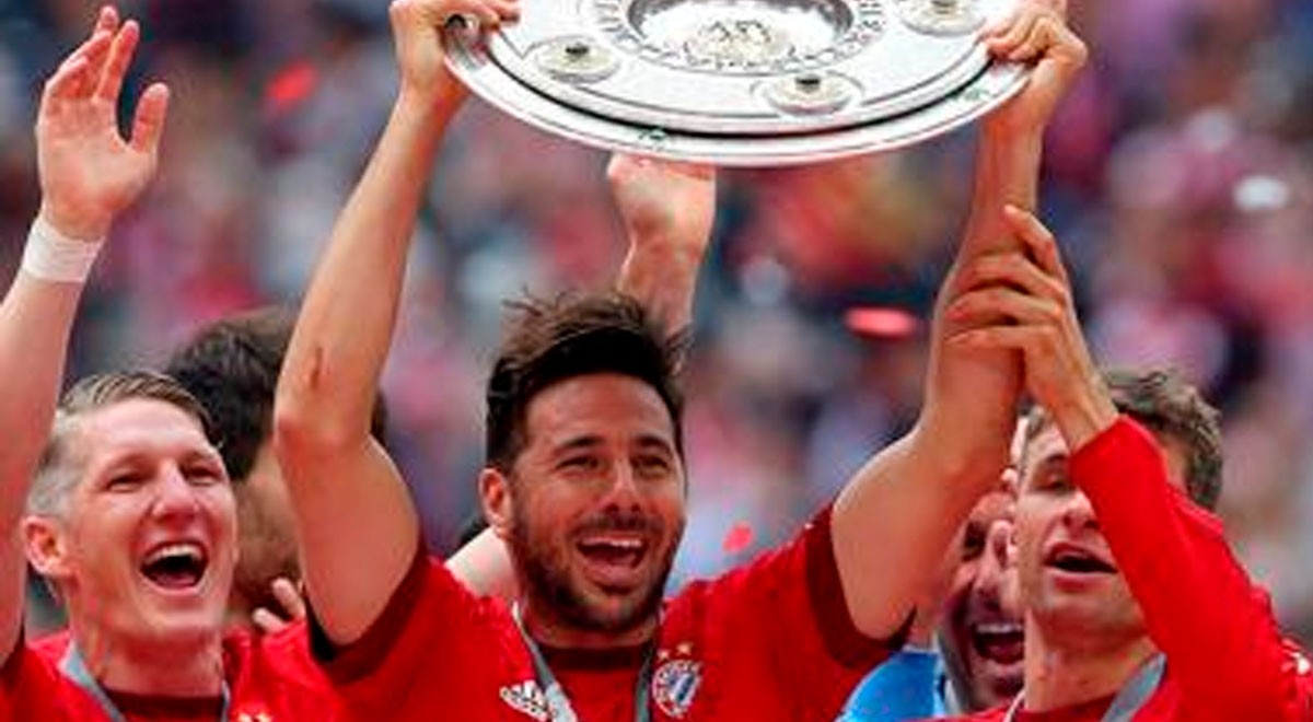 Claudio Pizarro alzando un título más con el Bayern, junto a Bastian Schweinsteiger y Thomas Müller. Claudio Pizarro alzando un título más con el Bayern, junto a Bastian Schweinsteiger y Thomas Müller.