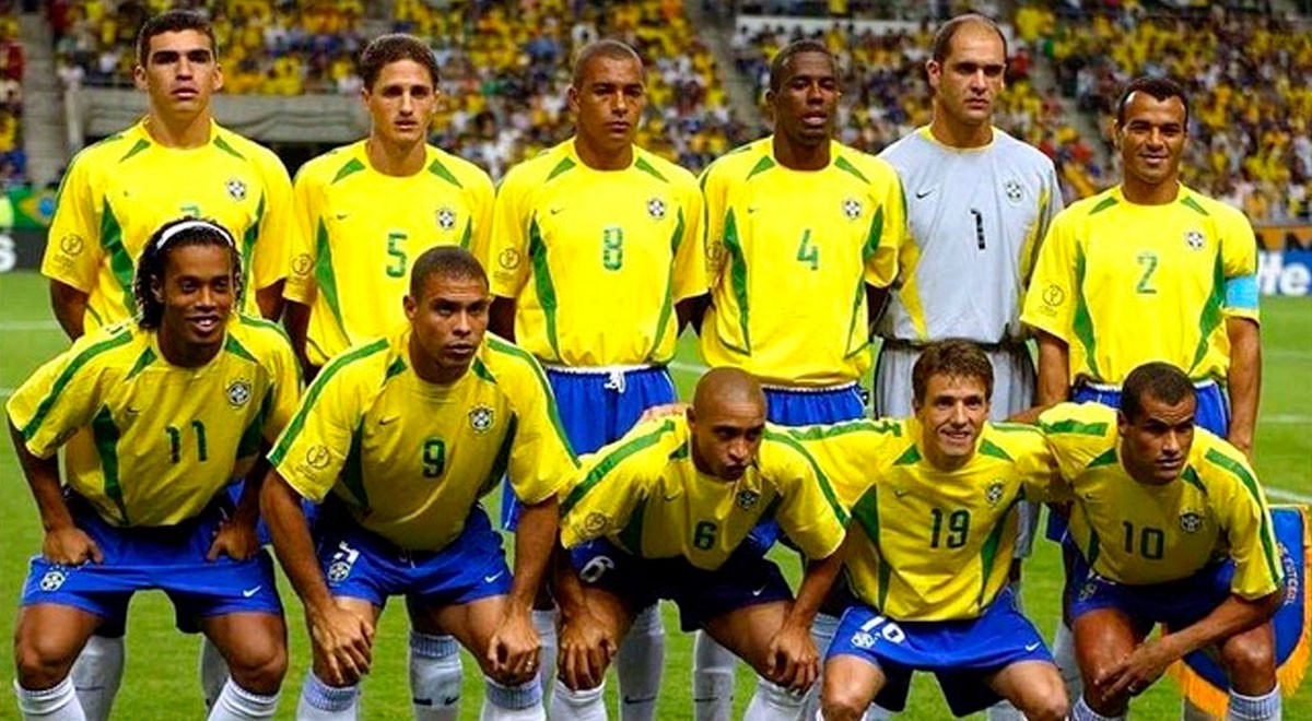 Ronaldinho usaba la 11 en Brasil, porque la 10 le pertenecía a Rivaldo. El Scratch consiguió su quinta Copa del Mundo en 2002.   