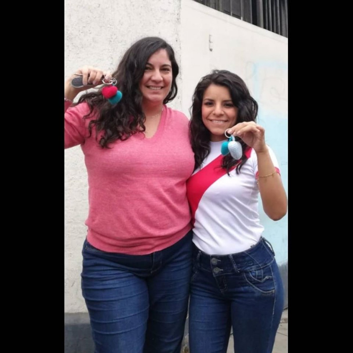 <strong>Marianne</strong> (derecha) y<strong> Claudia</strong>, iniciaron la venta de llaveros para seguir ayudando a las familias más vulnerables por la cuarentena.   
