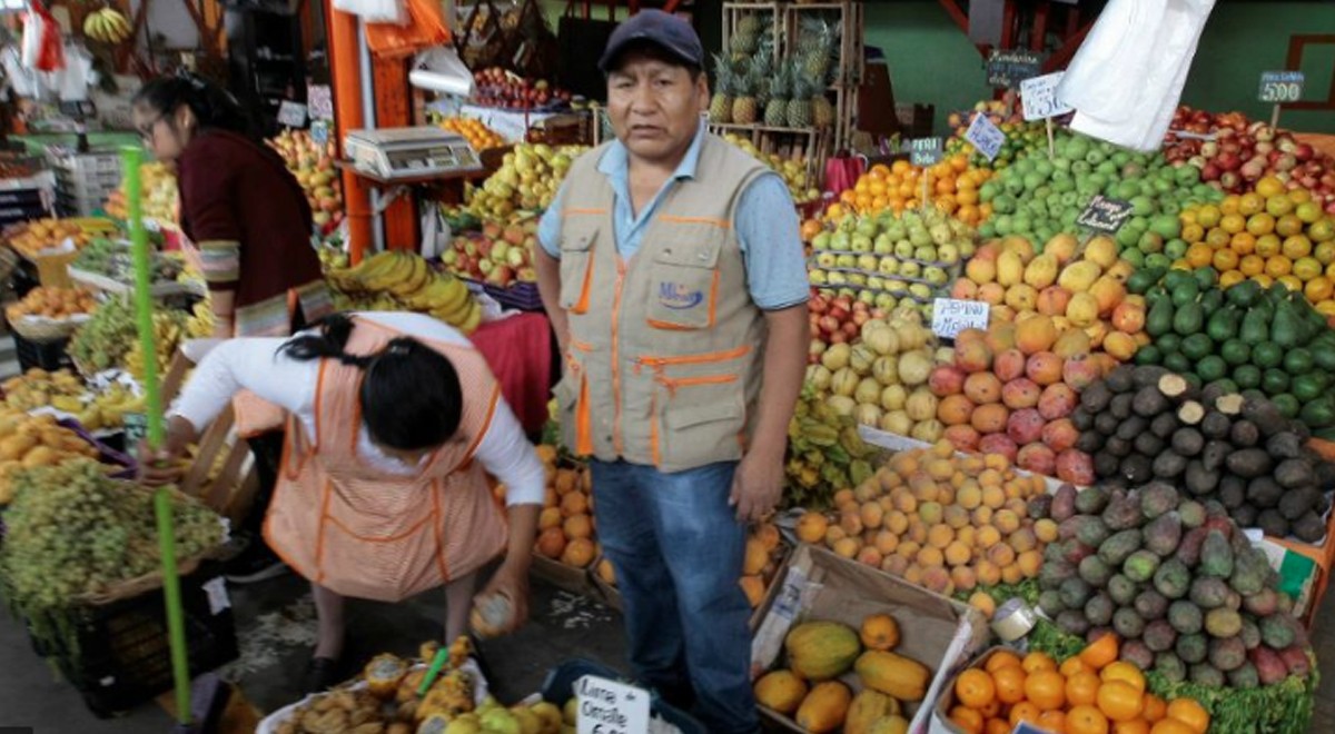 Trabajadores Mercado de frutas.   