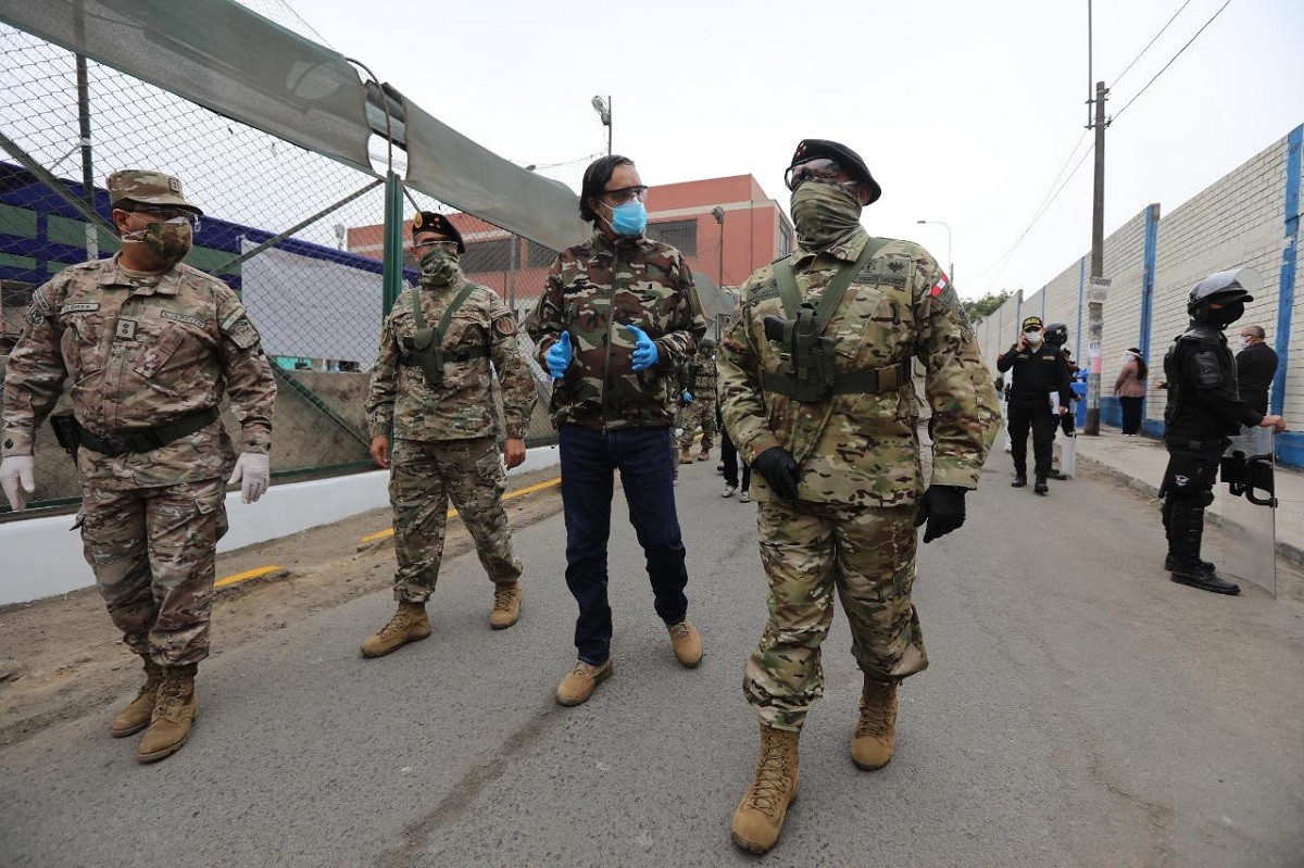 El alcalde de San Juan de Lurigancho, Alexis Gonzales, y jefe del Comando Conjunto de las Fuerzas Armadas,<strong> </strong>César Astudillo, encabezaron esta toma de muestras de Covid-19 en el Mercado Mariscal Cáceres. ( Foto: Jorge Cerdan).    