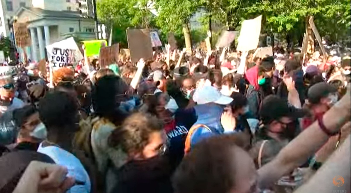 <em> Manifestantes durante el toque de queda en Washington.</em>