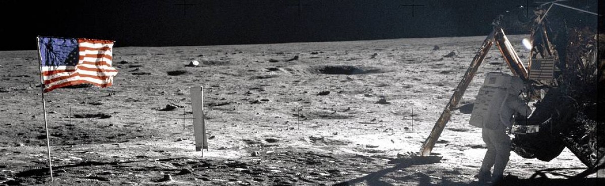 <em> El comandante del Apolo 11, Neil Armstrong, trabaja en un área de almacenamiento de equipos en el módulo lunar. Esta es una de las pocas fotos que muestran a Armstrong durante el paseo lunar.</em> <em> El comandante del Apolo 11, Neil Armstrong, trabaja en un área de almacenamiento de equipos en el módulo lunar. Esta es una de las pocas fotos que muestran a Armstrong durante el paseo lunar.</em>