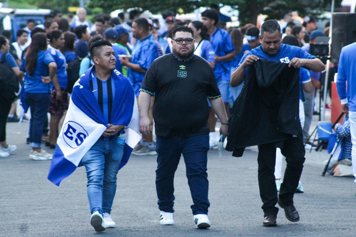 Hinchas de la Selecta llegan al Estadio Cuscatlán. Foto: La Selecta/X
