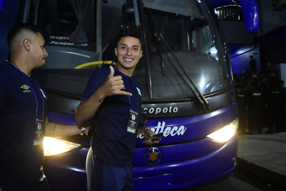 Llegada de los jugadores de El Salvador al Estadio Cuscatlán. Foto: La Selecta/X