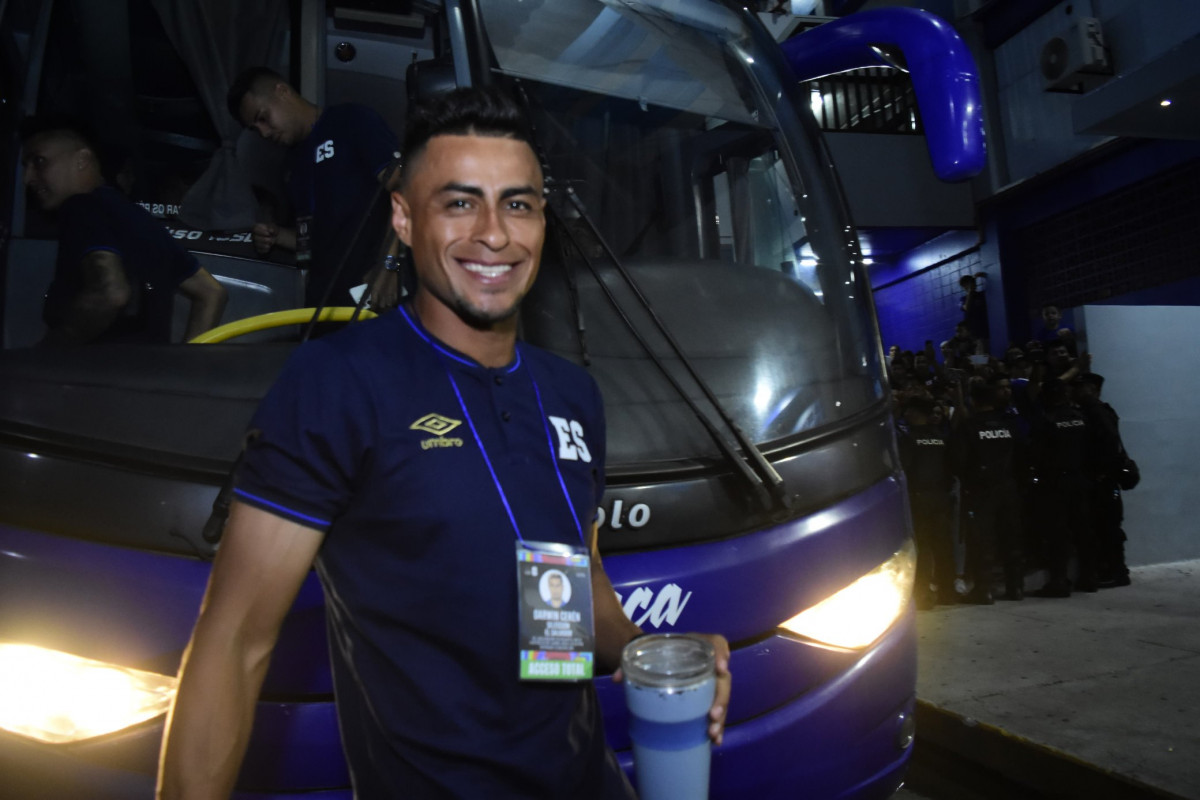 Llegada de los jugadores de El Salvador al Estadio Cuscatlán. Foto: La Selecta/X