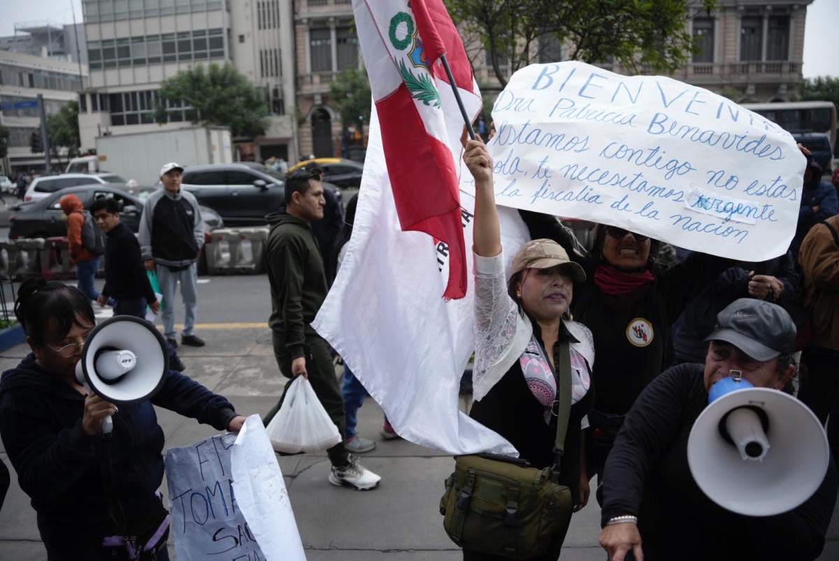 Protestantes a favor de Patricia Benavides