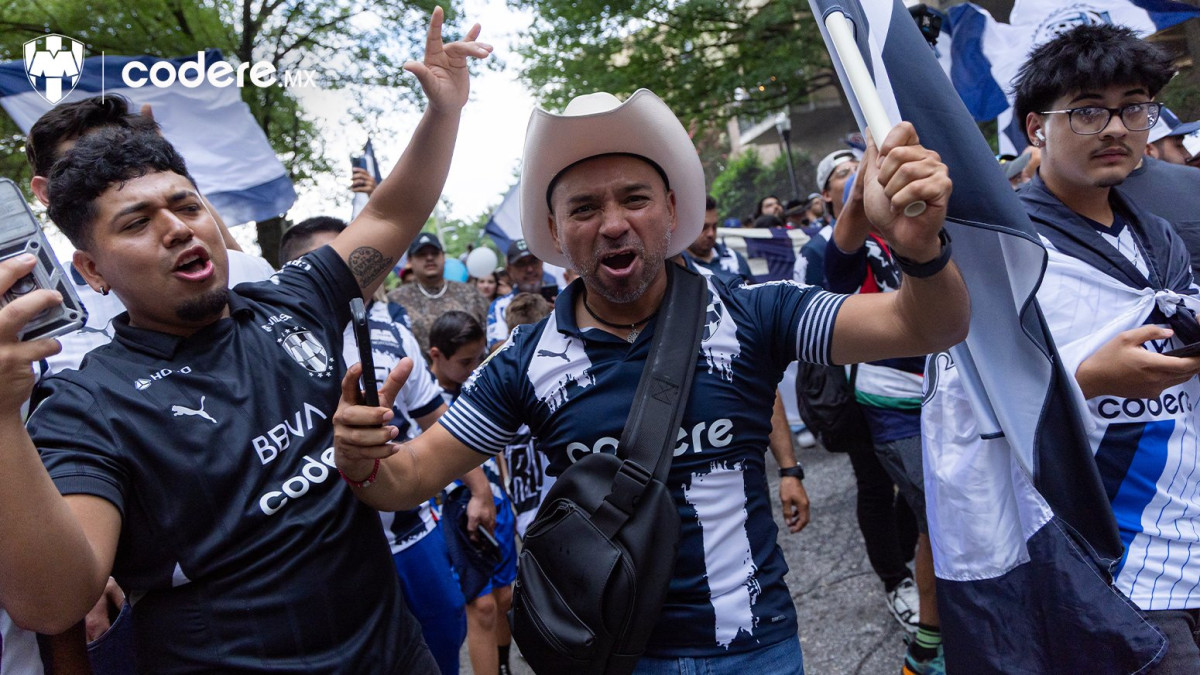 Hinchas de Monterrey van llegando al estadio para enfrentar a Borussia Dortmund.