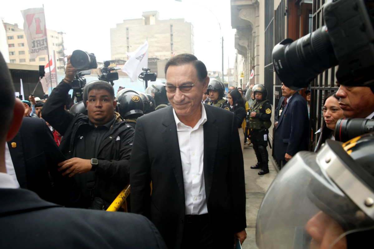 Expresidente se retiró en medio de expresiones de apoyo por parte de sus simpatizantes.