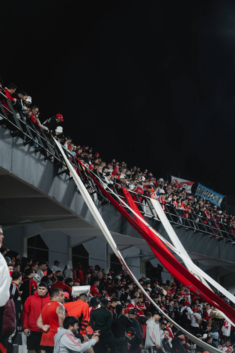 Hinchas de River Plate se hacen presentes para alentar a su equipo ante Libertad.