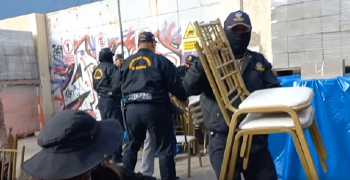 incautan sillas y bancas en avenida Independencia, ciudad de Arequipa