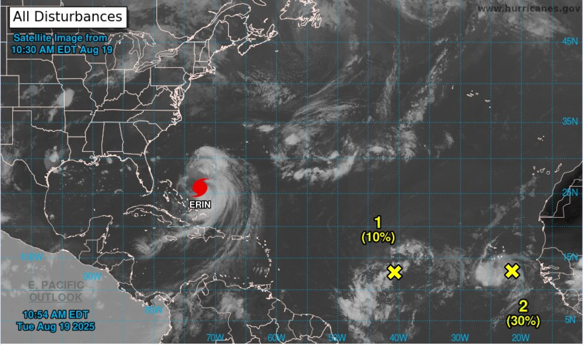 Mapa satelital del avance de Erin, según NOAA, que no descarta el aumento de su magnitud.