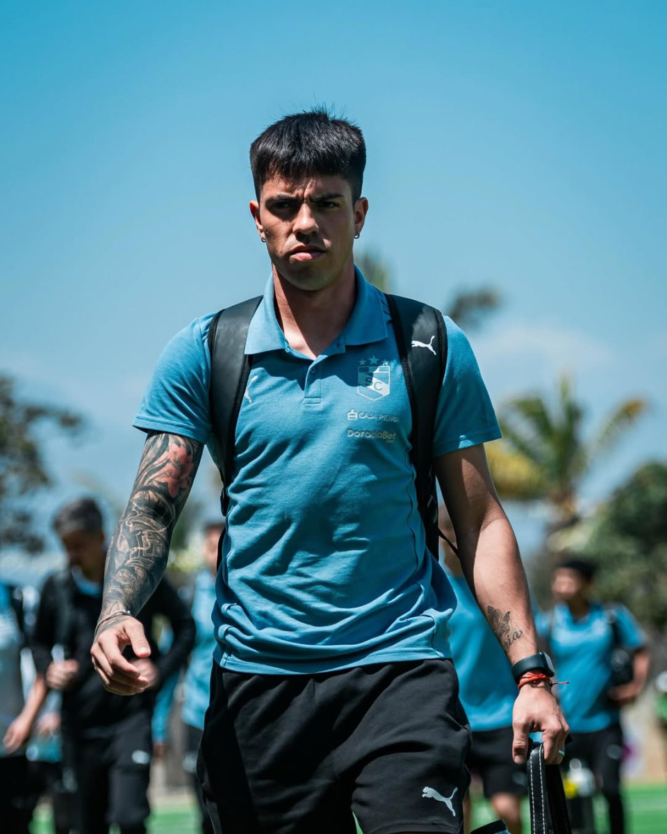 Llegada de Sporting Cristal al estadio para enfrentar a Juan Pablo II.