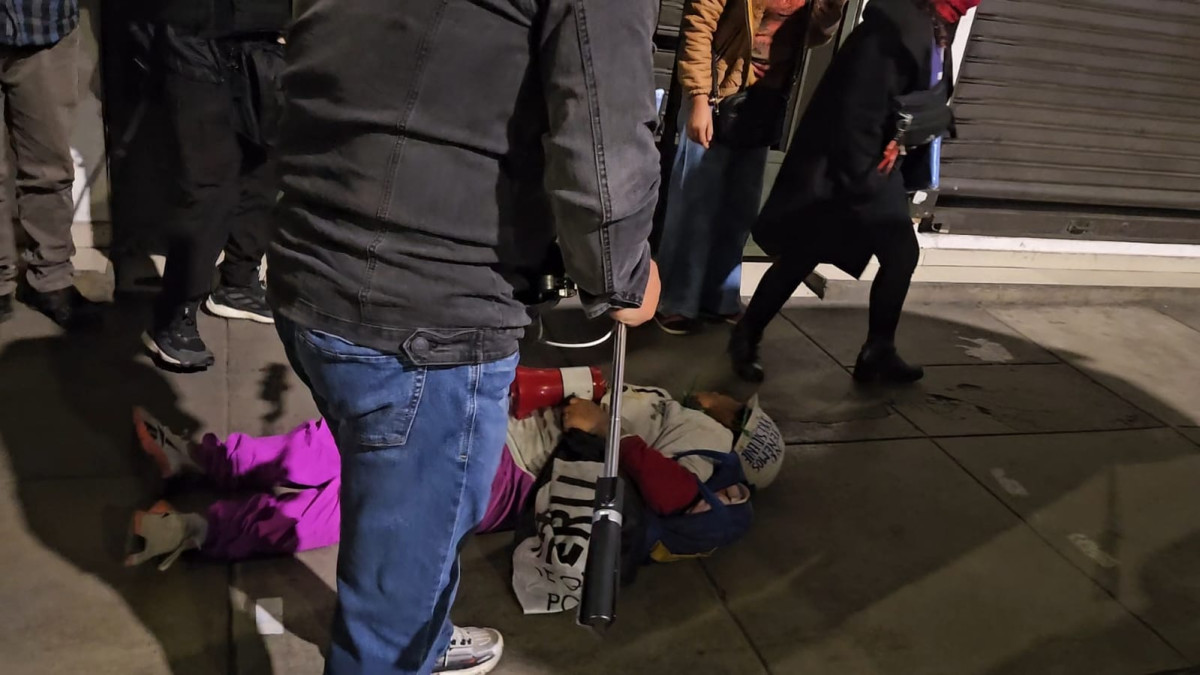 Manifestante resultó herida tras la represión policial en Plaza San Martín. Créditos: Silvana Quiñonez /URPI-LR