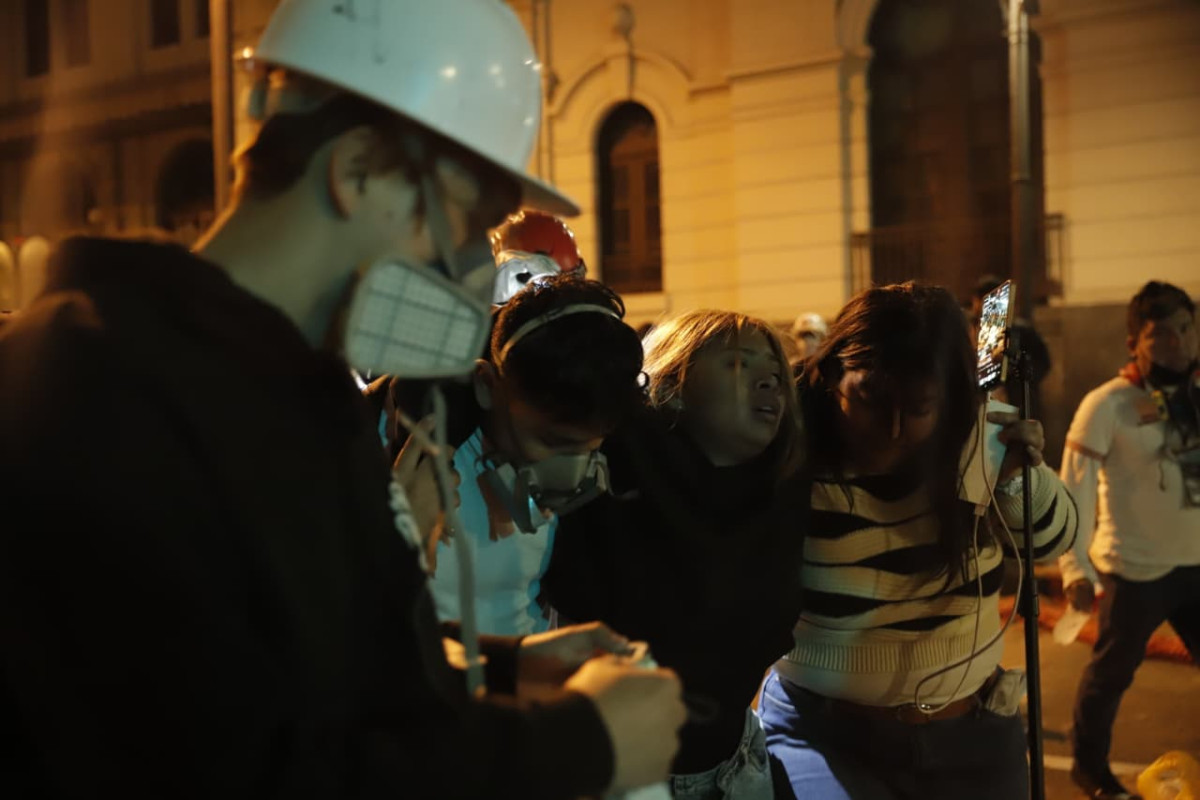 Manifestantes se ven afectados por bombas lacrimógenas lanzadas por la PNP durante marchas contra el Gobierno. Foto: Sebastián Blanco Salazar / URPI-LR