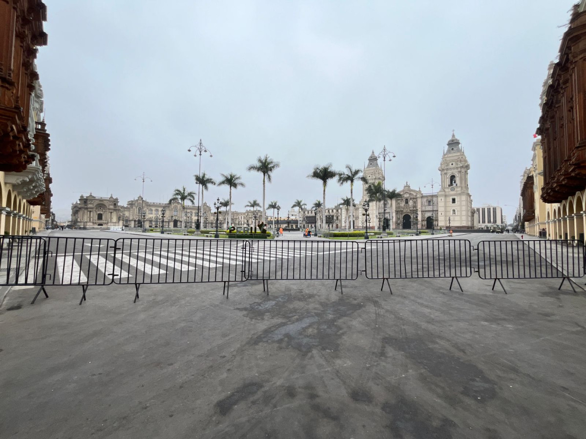 Plaza de Armas permanece cerrada ante convocatoria de manifestaciones contra el Gobierno. Foto: Ariadna Yaya / LR