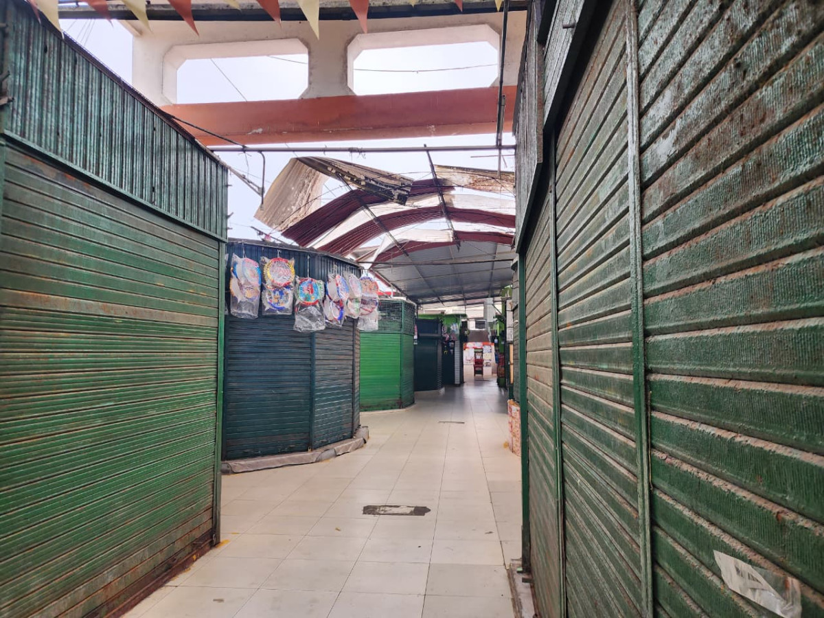 Comerciantes acataron el Paro Nacional, se observa presencia de ambulantes en los exteriores. Foto: Melissa Landa / LR