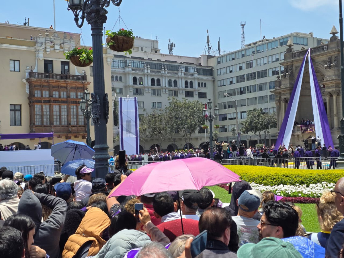Procesión en la Plaza de Armas