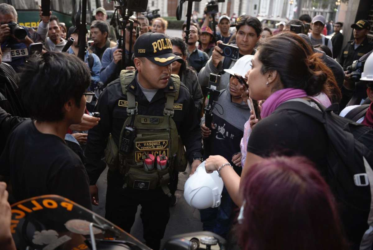 Se registró el primer altercado entre manifestantes y PNP.