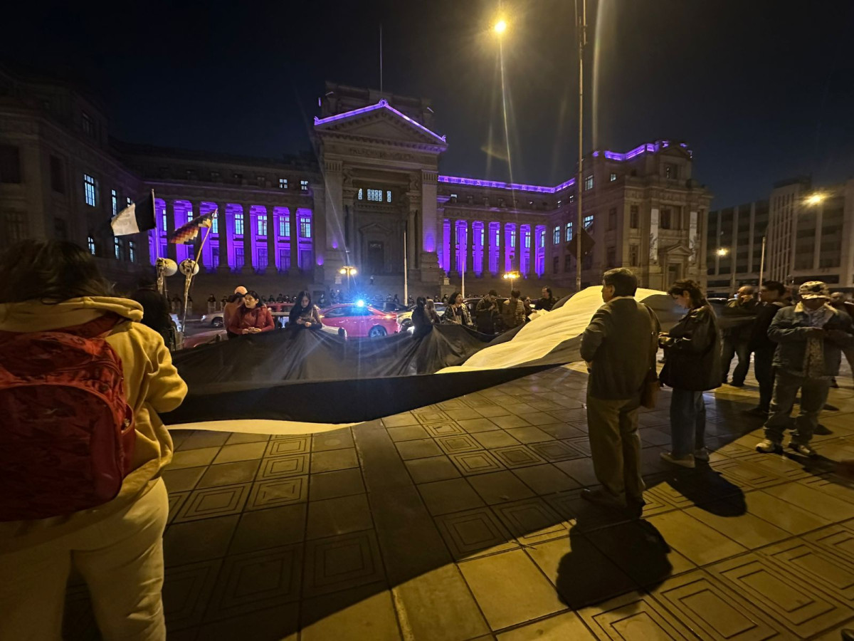 Un grupo de manifestantes se mantiene frente al Palacio de Justicia en apoyo a la marcha convocada en memoria de Eduardo Ruiz. Foto: Francisco Erazo / LR