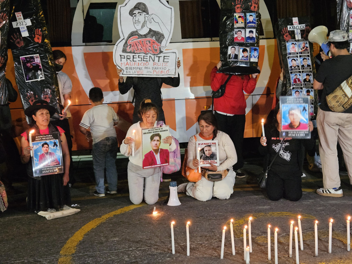 Manifestantes realizaron plantón frente a los canales 5 y 4. Hicieron un minuto de silencio por Eduardo Ruiz y todos los fallecidos durante manifestaciones contra el Gobierno. Foto: Silvana Quiñonez / LR