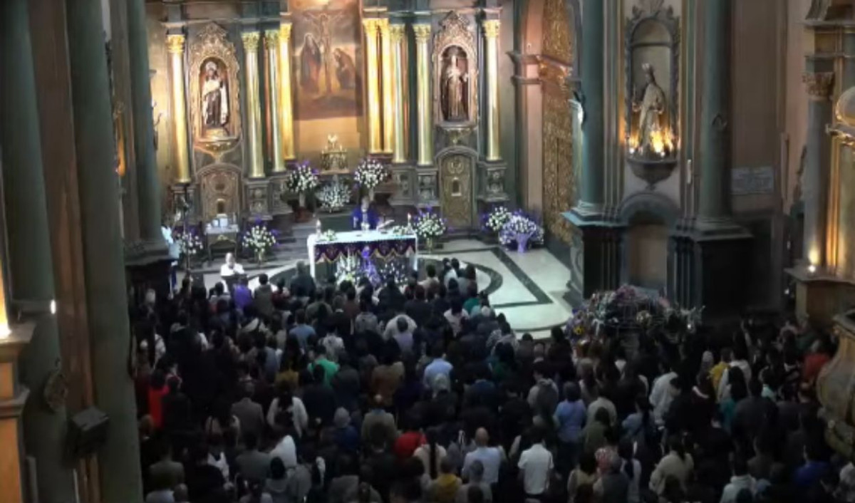 Misa en el Santuario del Señor de los Milagros.