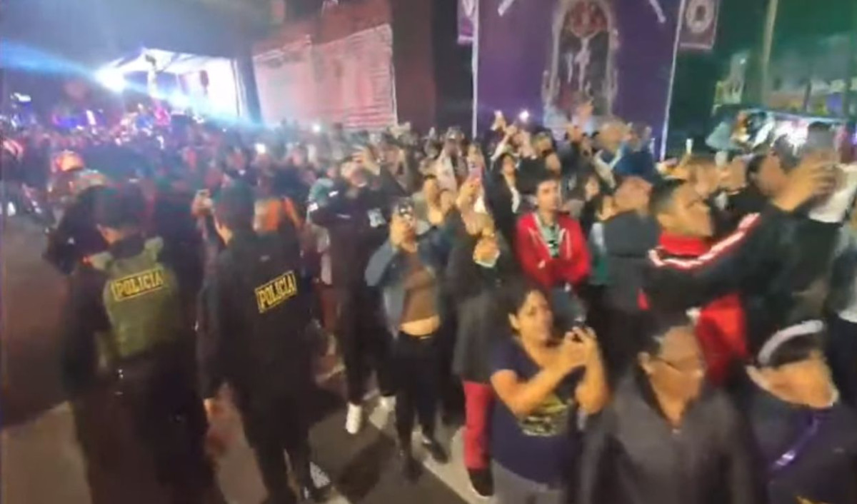 Miles de fieles en el Callao se despiden del Señor de los Milagros.