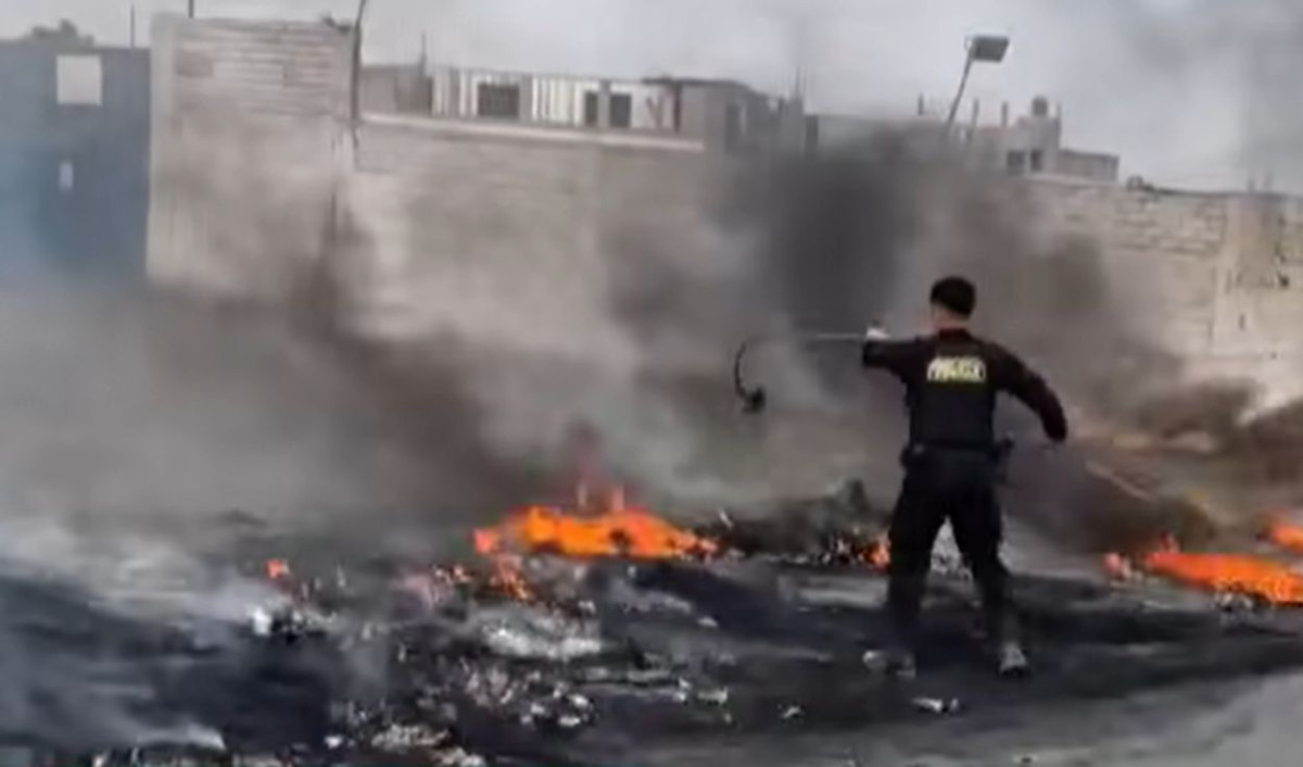 Queman llantas en Carabayllo.
