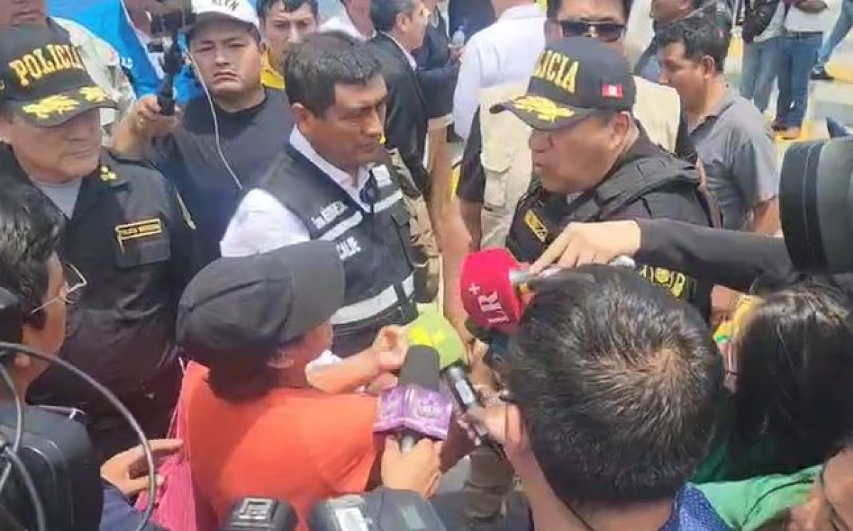 Mujer protesta frente a la PNP