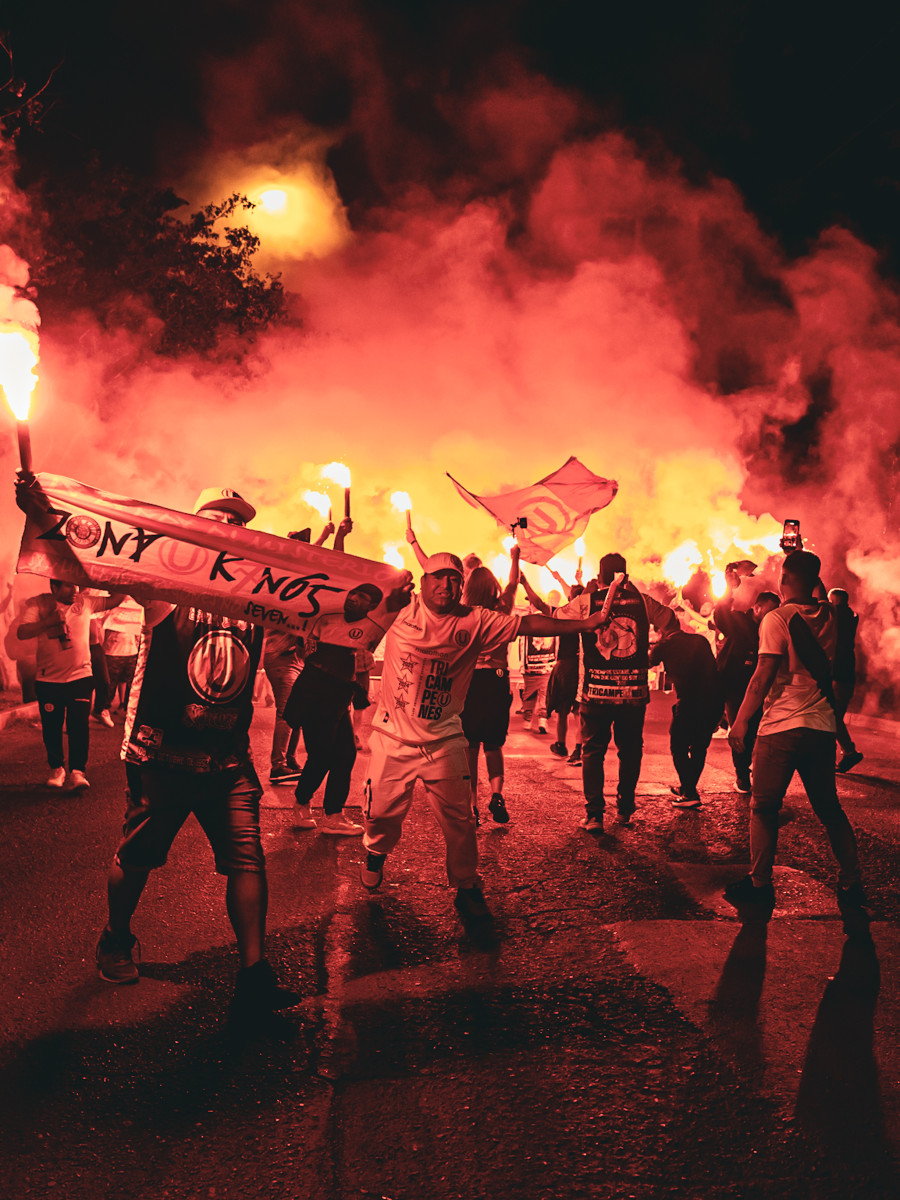 Hinchas de Universitario recibieron al plantel con fuegos artificiales a su llegada al Monumental.