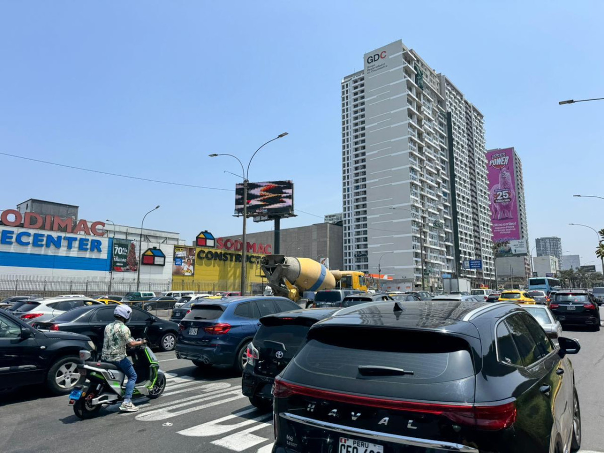 Intensa congestión vehicular en Javier Prado.