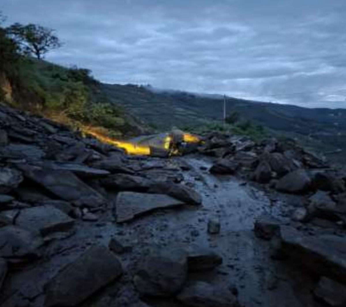 Lluvias intensas causan caída de rocas.