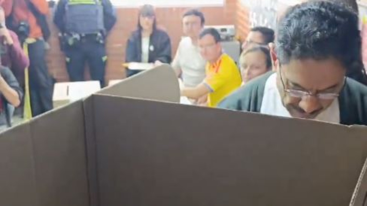 Iván Cepeda candidato oficialista realizó su voto. Foto: Captura.