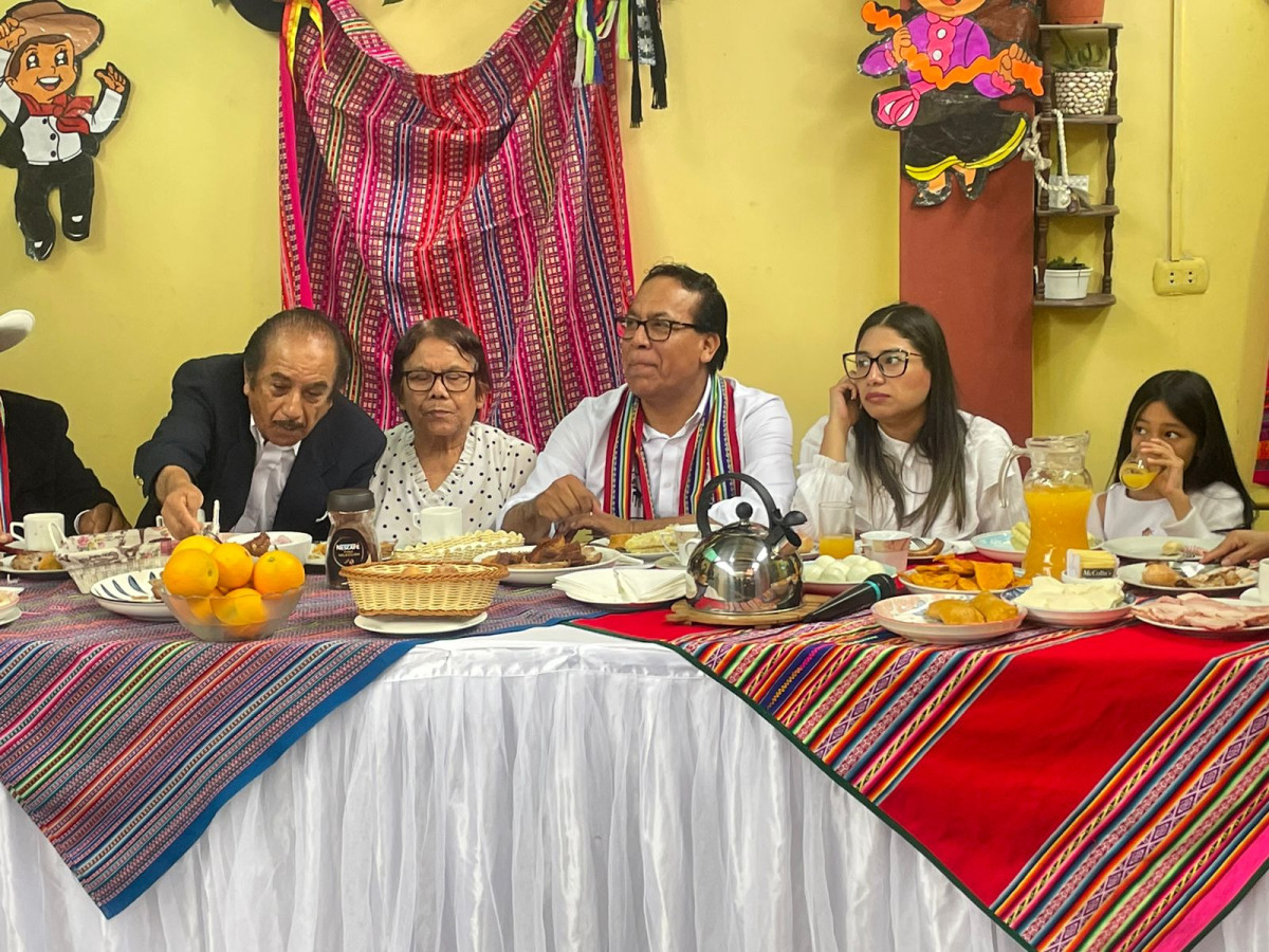 Roberto Sánchez desayuna con su familia en Huaral. Foto: Rosa Quincho / LR