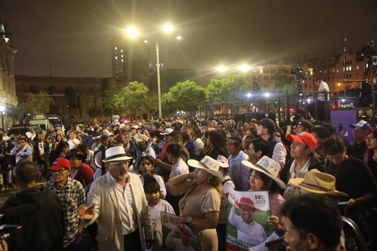Un grupo de simpatizantes del candidato presidencial Roberto Sánchez se congregó en la Plaza San Martín para expresarle su apoyo. Foto: Carlos Félix / LR