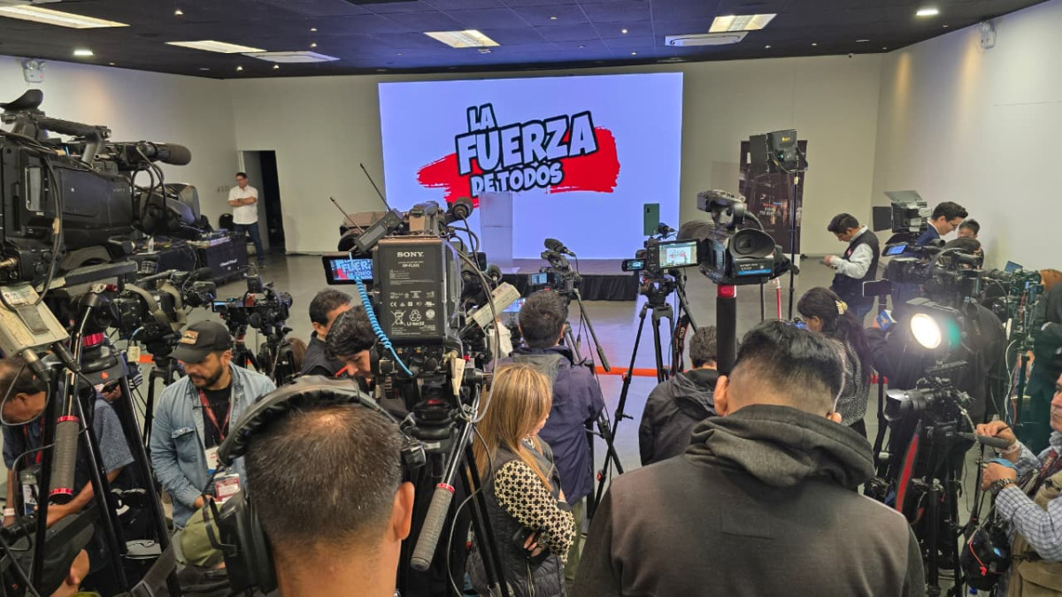 Panorama en el interior del hotel BTH donde se reúnen en estos momentos una gran cantidad de medios nacionales e internacionales a la espera de la llegada de Keiko Fujimori. Créditos: Silvana Quiñonez /URPI-LR