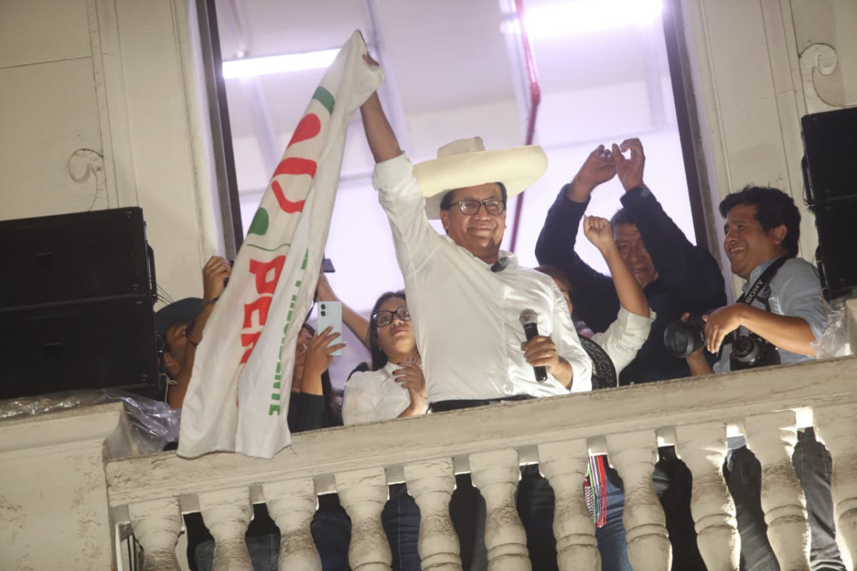 El candidato presidencial Roberto Sánchez ofreció sus primeras declaraciones durante un balconazo realizado en la Plaza San Martín, donde agradeció el respaldo de sus simpatizantes y se dirigió a los ciudadanos congregados en el lugar.